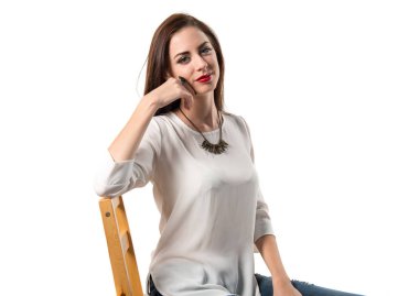 Genç güzel model kadın sandalyede Studio'da poz