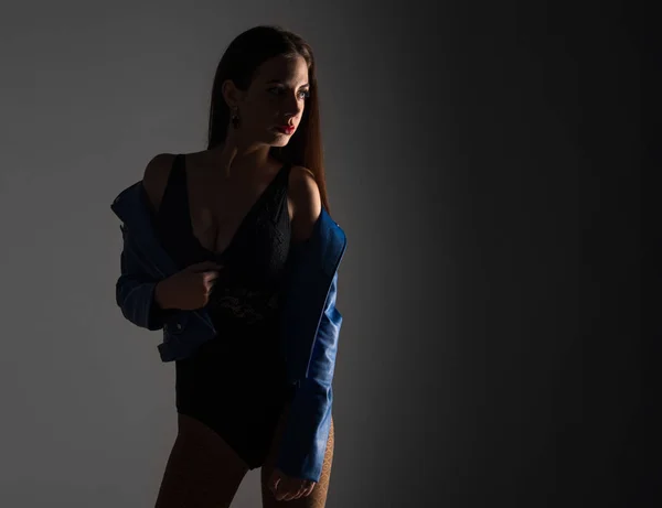 Young pretty model woman posing in studio — Stock Photo, Image