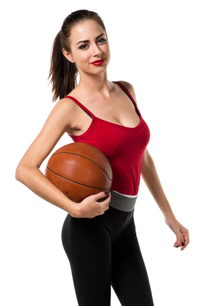 Ganska sport kvinna som spelar basket — Stockfoto