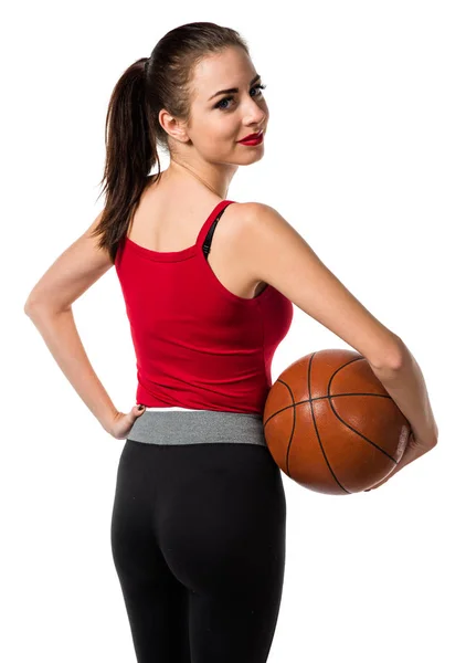 Hübsche Sportlerin spielt Basketball — Stockfoto