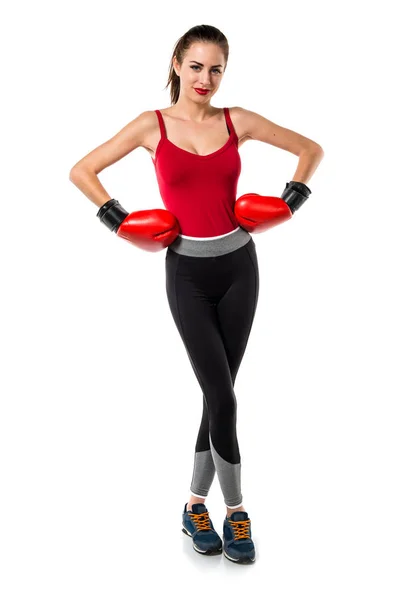 Mujer bastante deportiva con guantes de boxeo — Foto de Stock
