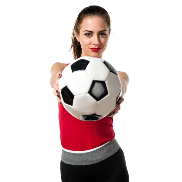 Bella donna sportiva in possesso di un pallone da calcio — Foto Stock