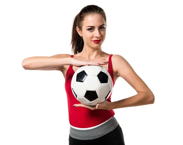 Bella donna sportiva in possesso di un pallone da calcio — Foto Stock