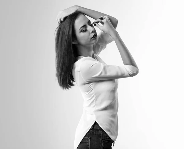 Joven modelo bonita mujer posando en el estudio — Foto de Stock