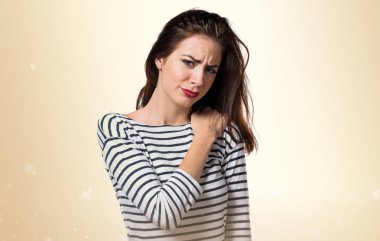 Omuz ağrısı ile genç ve güzel kız