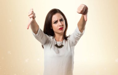 Pretty genç kız kötü sinyal verme