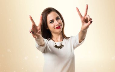 Pretty genç kız zafer jest yapma