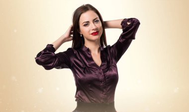 Genç güzel model kadın stüdyoda poz