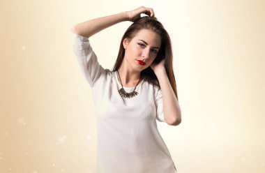 Genç güzel model kadın stüdyoda poz