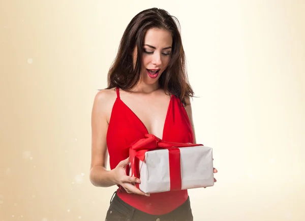 Hübsches junges Mädchen mit einem Geschenk — Stockfoto