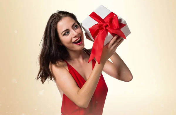 Hübsches junges Mädchen mit einem Geschenk — Stockfoto