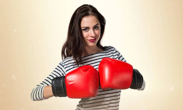 Красивая молодая девушка в боксерских перчатках — стоковое фото