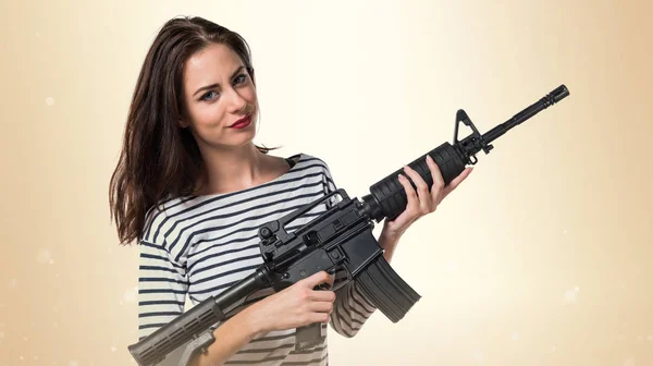 Menina bonita segurando uma pistola — Fotografia de Stock