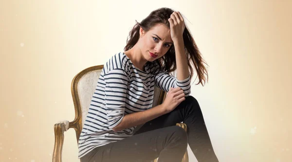 Mooi model vrouw poseren in de studio met een vintage fauteuil — Stockfoto