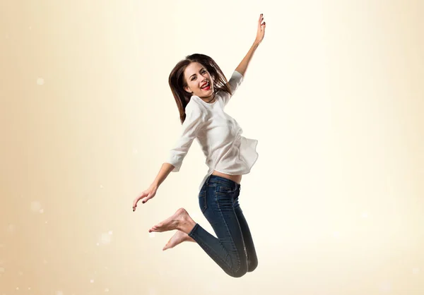 Hübsches junges Mädchen springt — Stockfoto