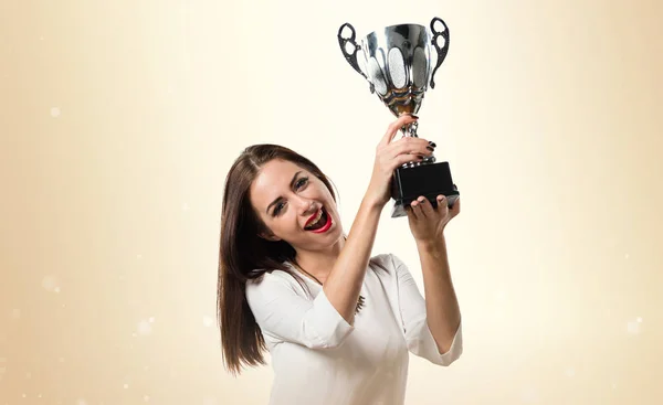 Jovencita bonita sosteniendo un trofeo —  Fotos de Stock