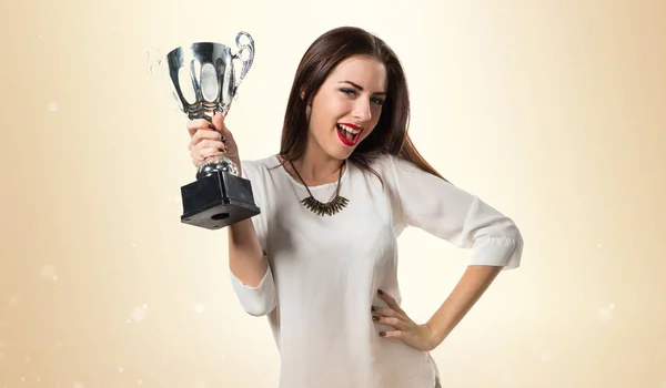 Bella ragazza in possesso di un trofeo — Foto Stock