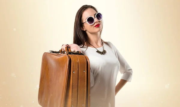 Chica bastante joven con gafas de sol sosteniendo un maletín vintage —  Fotos de Stock