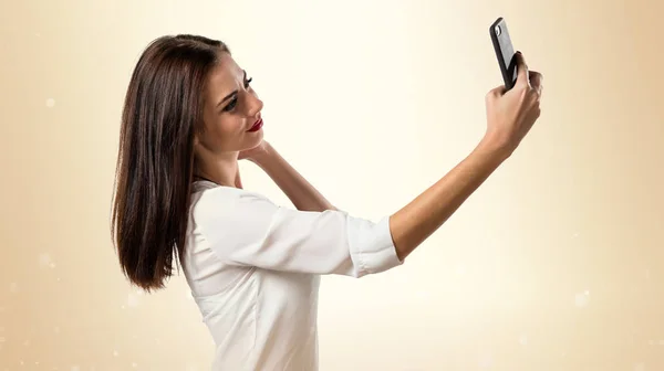 Chica bastante joven haciendo una selfie —  Fotos de Stock