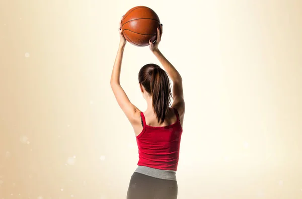 Αρκετά αθλητικά γυναίκα παίζει μπάσκετ — Φωτογραφία Αρχείου