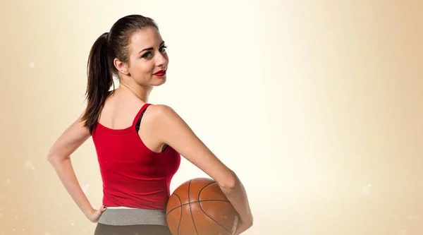 Bella donna sportiva che gioca a basket — Foto Stock