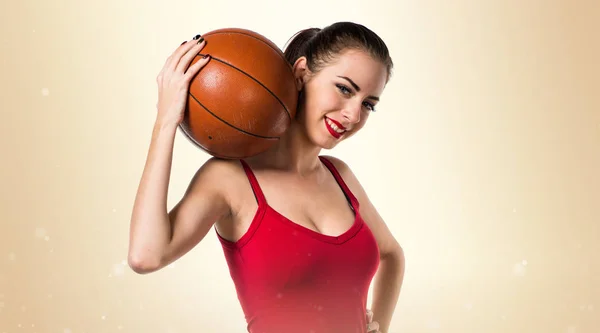 Hübsche Sportlerin spielt Basketball — Stockfoto