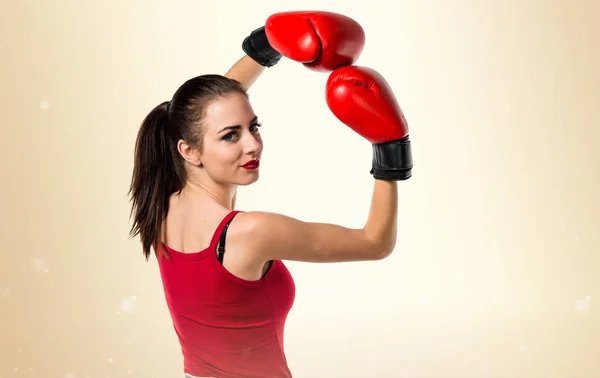 Красивая спортивная женщина в боксёрских перчатках — стоковое фото
