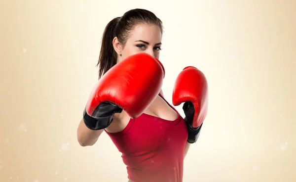 Hübsche Sportlerin mit Boxhandschuhen — Stockfoto