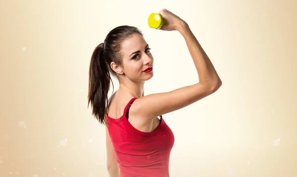 Mulher bonita esporte fazendo levantamento de peso — Fotografia de Stock