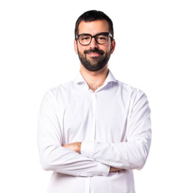Kollarını çapraz ile gözlüklü yakışıklı adam