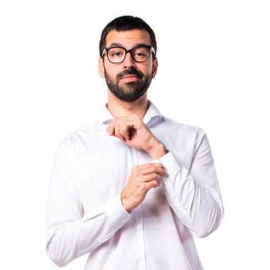 Gözlüklü yakışıklı adam