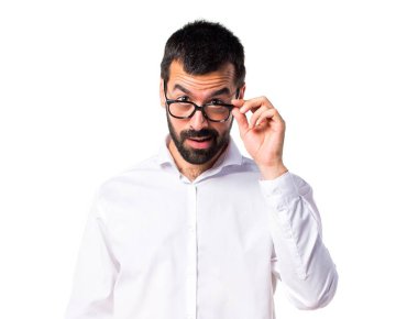 Gözlüklü bir şey gösterilen yakışıklı adam