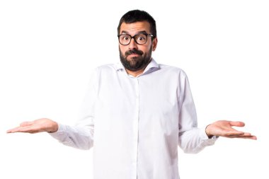 Şüpheleri gözlüklü yakışıklı adam