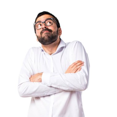 Şüpheleri gözlüklü yakışıklı adam