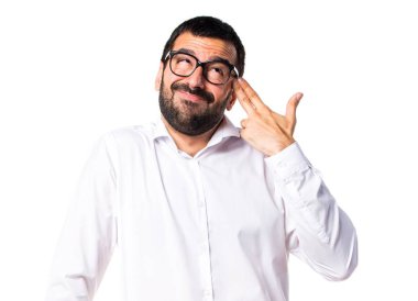 İntihar jest yapma gözlüklü yakışıklı adam