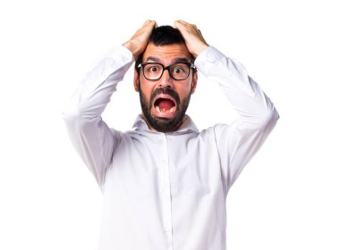 Gözlüklü sinirli yakışıklı adam