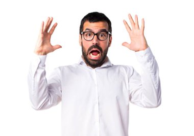 Gözlüklü sinirli yakışıklı adam