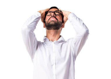 Gözlüklü sinirli yakışıklı adam