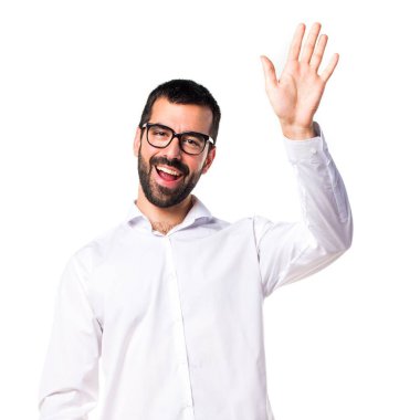 Gözlüklü selamlayan yakışıklı adam