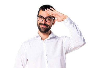 Gözlüklü selamlayan yakışıklı adam