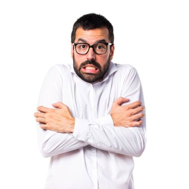 Gözlüklü yakışıklı adam donuyor.