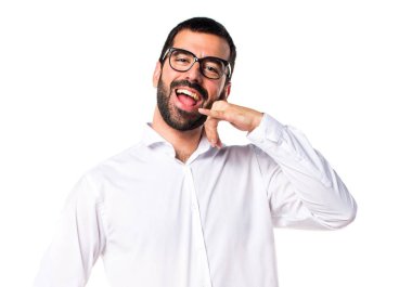 Telefon jest yapma gözlüklü yakışıklı adam