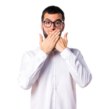 Ağzını kapsayan gözlüklü yakışıklı adam