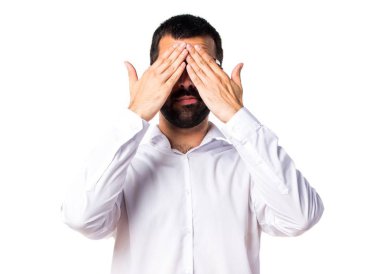 Gözlerini kapsayan gözlüklü yakışıklı adam