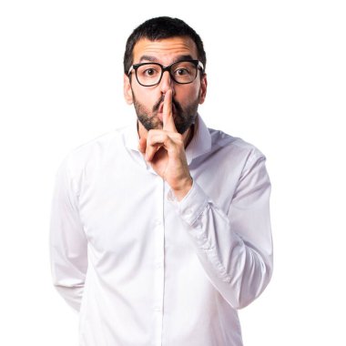 Sessizlik jest yapma gözlüklü yakışıklı adam