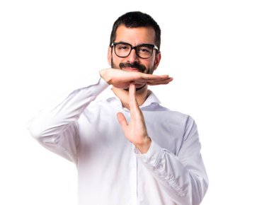 Zaman aşımı jest yapma gözlüklü yakışıklı adam