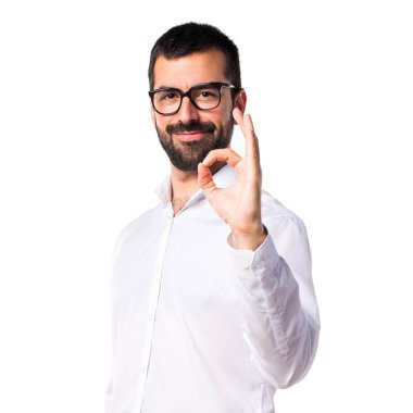 Ok işareti yapma gözlüklü yakışıklı adam