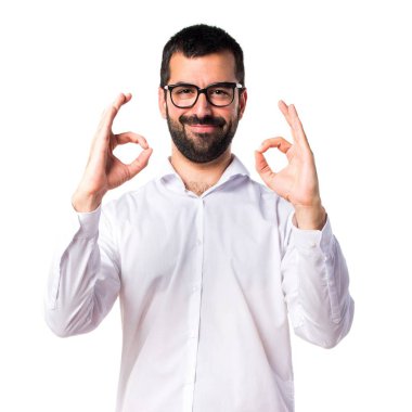 Ok işareti yapma gözlüklü yakışıklı adam