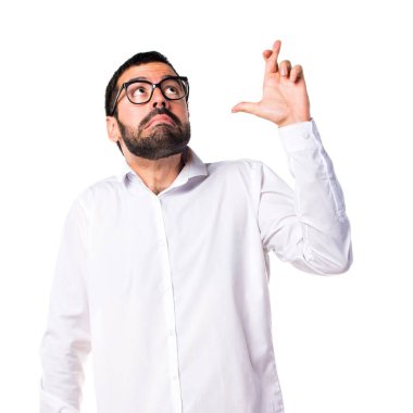 Geçiş parmaklarıyla gözlüklü yakışıklı adam