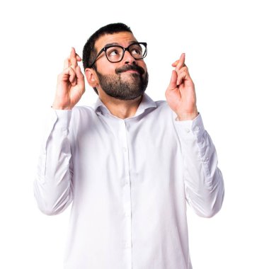 Geçiş parmaklarıyla gözlüklü yakışıklı adam